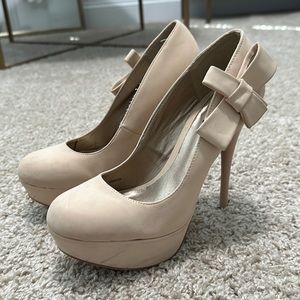 Charlotte Russe cream suede bow pump heels - size 8 - used